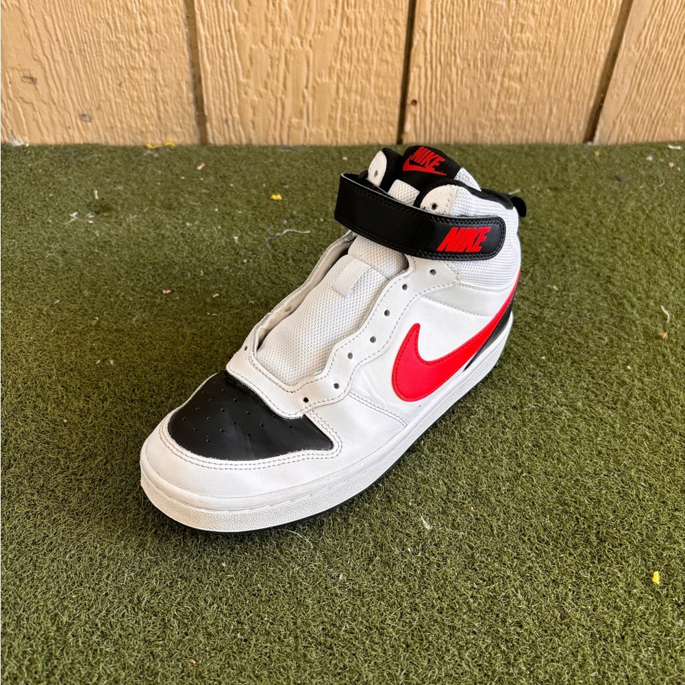 Nike Court Borough Mid 2 sz. 6.5Y (No Shoelaces)